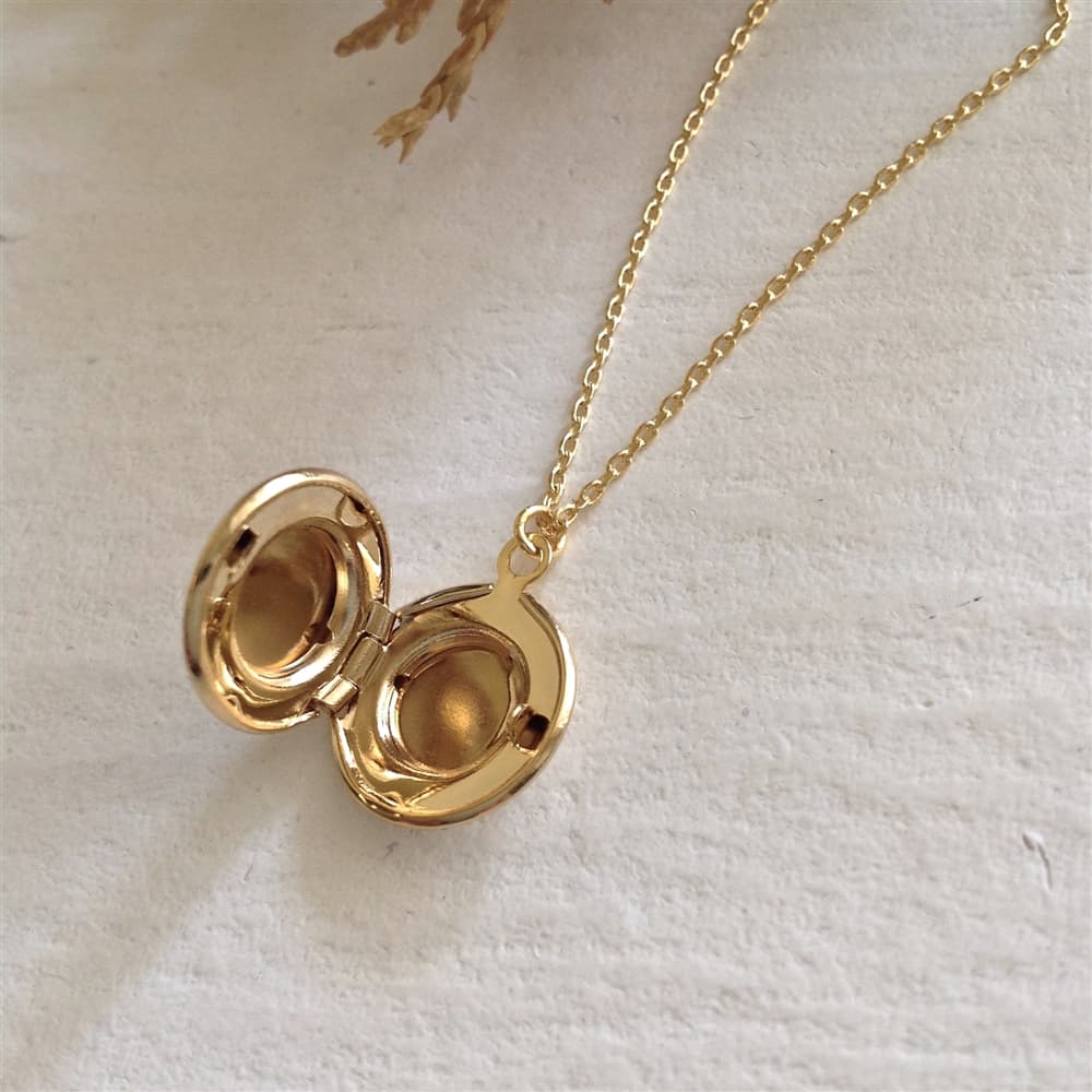 Jane Round Gold Locket Necklace in Gold