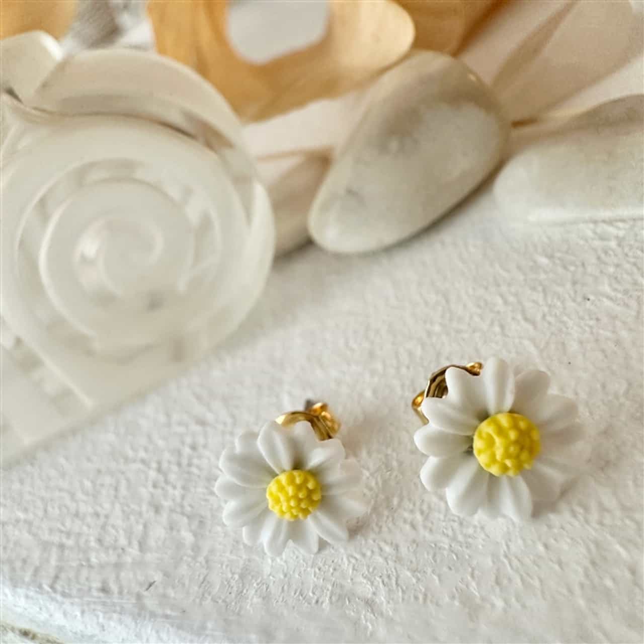 Bellis - Porcelain Daisy Stud Earrings in White