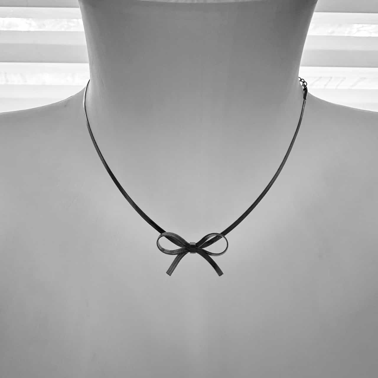 Florian Snake Chain Choker Necklace with Bow in Gold