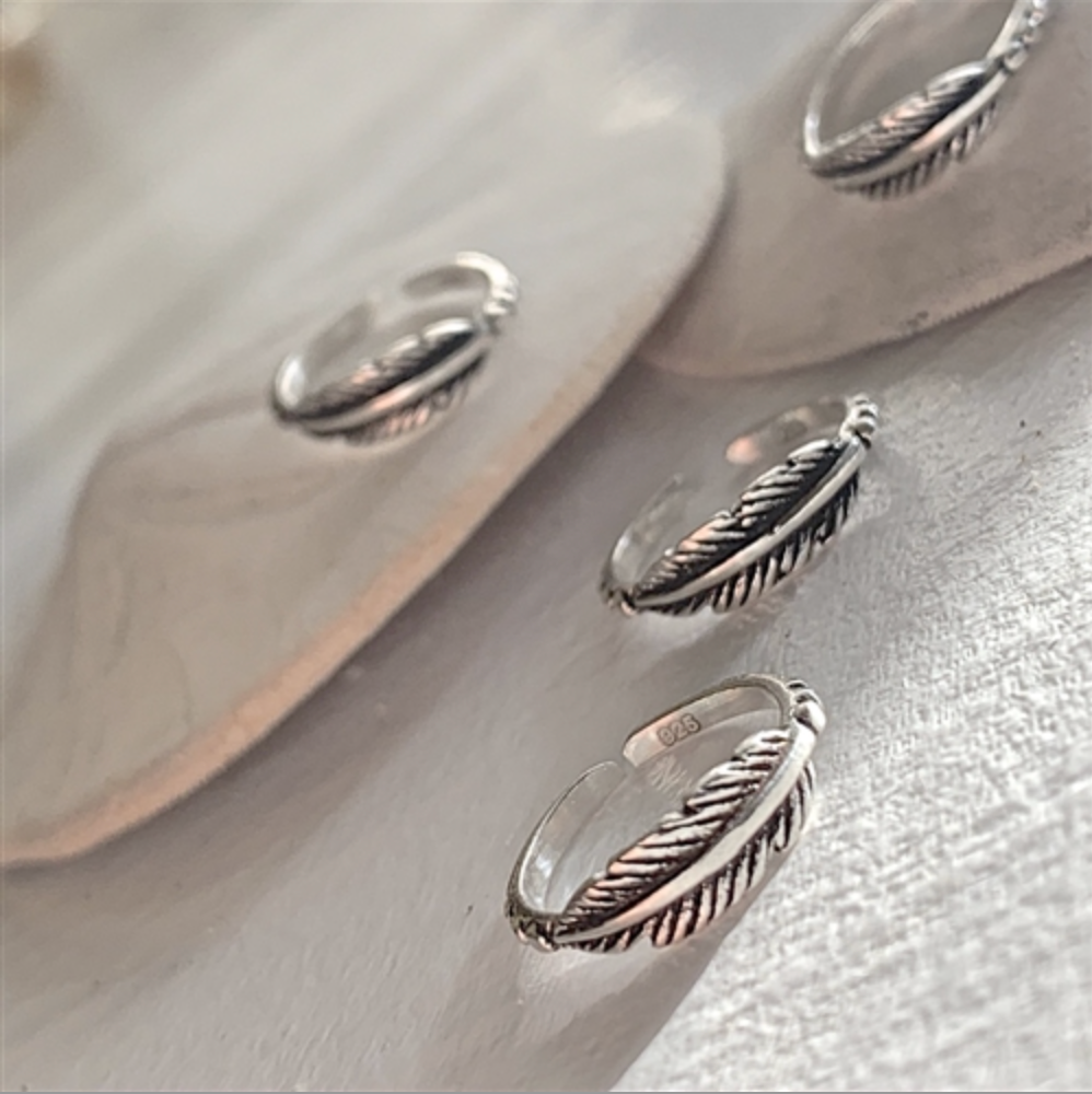 Maligne Sterling Silver Feather Toe Ring